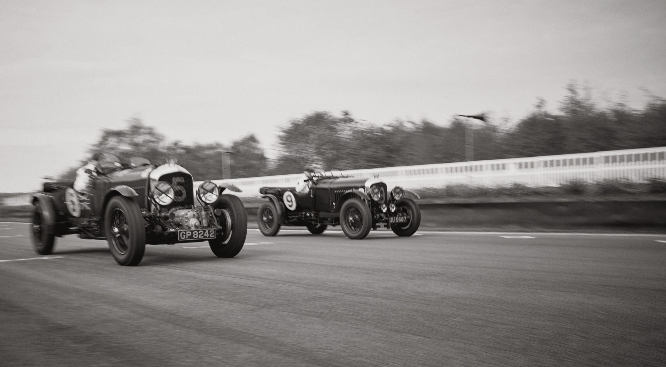 <strong>ON LOCATION</strong><br/><span>This season of Polo Originals, inspired by the golden era of Grand Prix car racing, was photographed at the Goodwood Motor Circuit, which is located in West Sussex, on the 12,000-acre Goodwood Estate. The Circuit has since become known for hosting a number of prestigious motorsport events, including the famous Festival of Speed and Revival.</span> <br/><rlmag_link href="https://www.ralphlauren.pl/pl/search?cgid=brands-prl-tough-and-refined-cg"><button class="shop-collection">Shop the Story</button></rlmag_link>